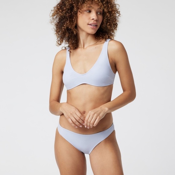 Vuori Women’s aqua triangle Top - Picture 2 of 6